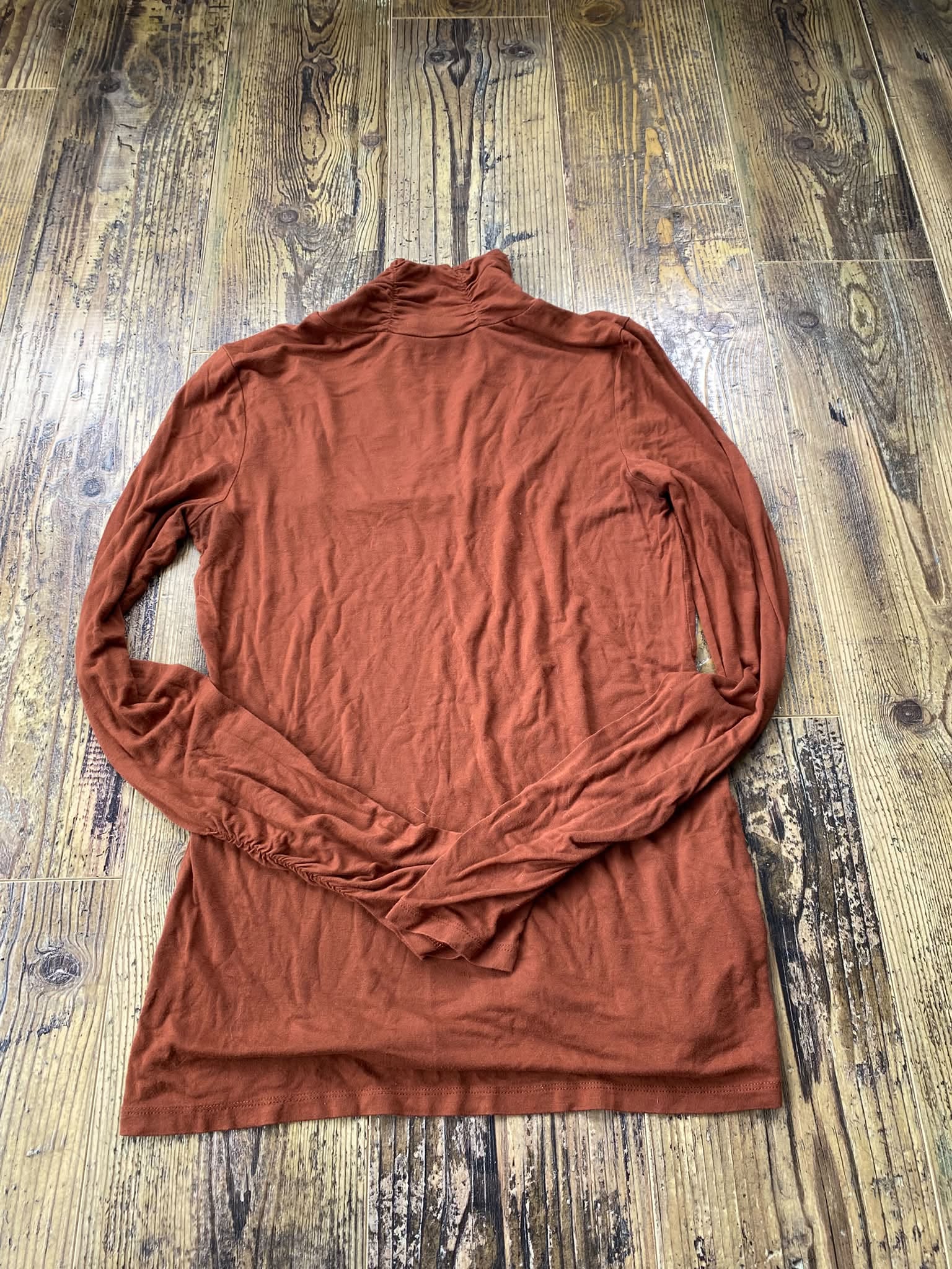 Chandail col haut rouille – Femme