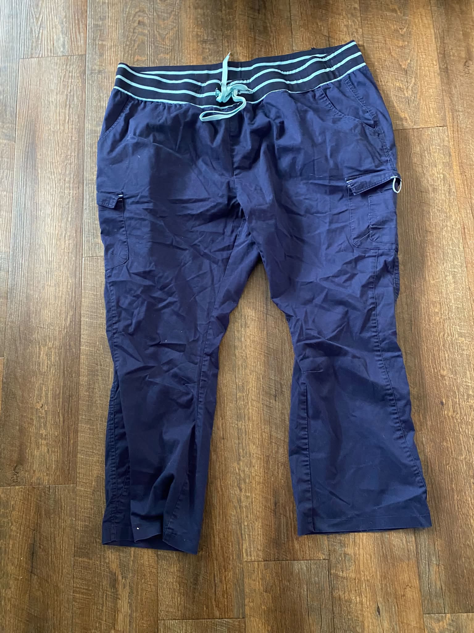 Pantalon cargo marine et turquoise – femme