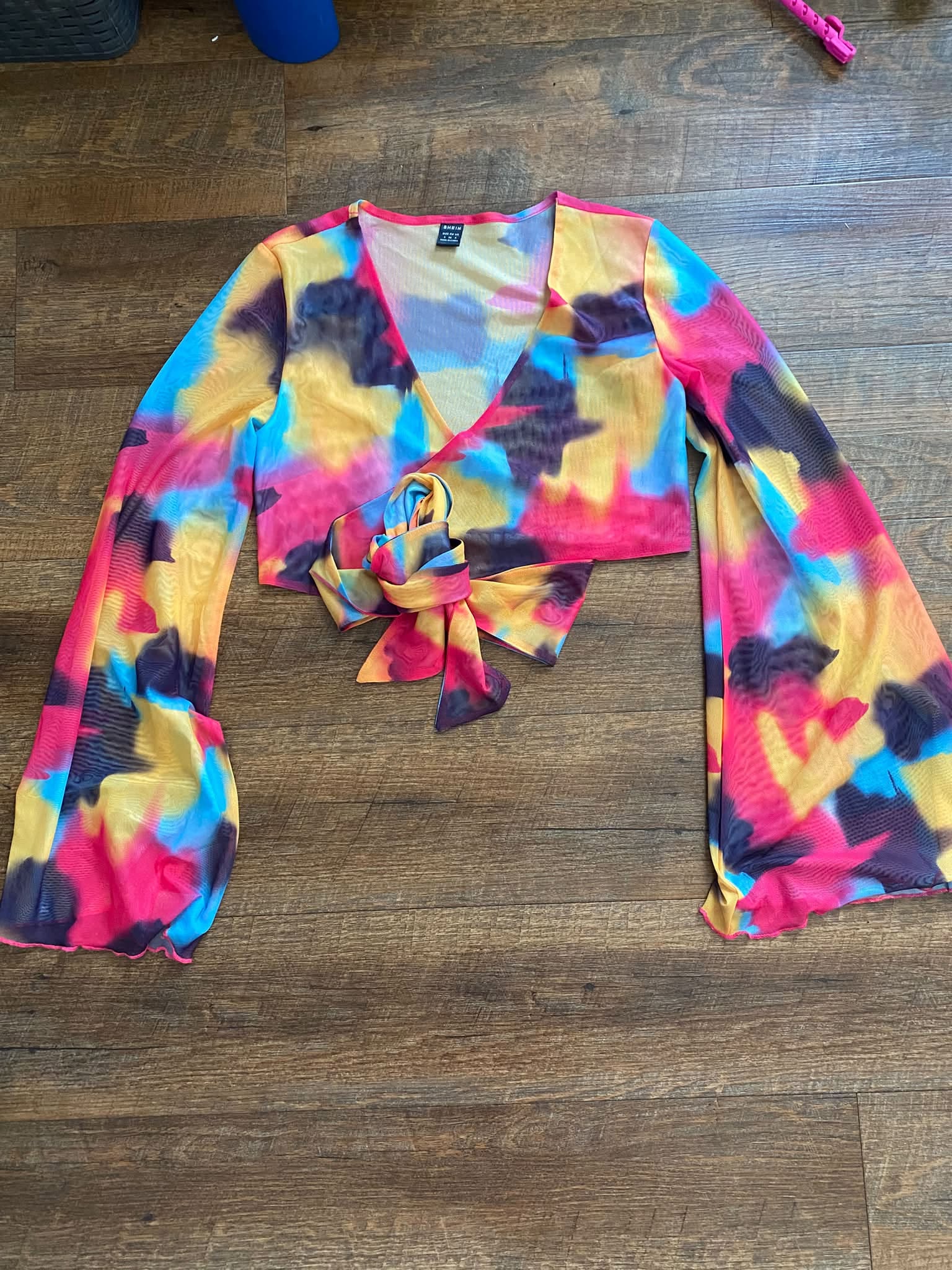 Top coloré à nouer à l’avant